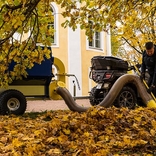 Přívěsný vozík se systémem na sběr listí
