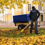 Přívěsný vozík se systémem na sběr listí